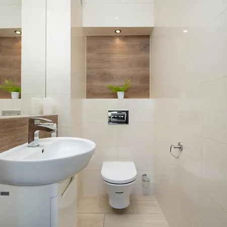 Rodzinny Z Dwiema Sypialniami I Balkonem We Wroclawiu By Renters *